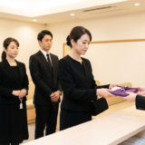 友人として葬儀に参列するときのマナーとは?服装や香典の金額・言動の注意点を徹底解説