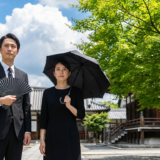 葬儀の参列者が夏に選ぶ服装マナーとは？暑さ対策と失礼にならないポイントを解説